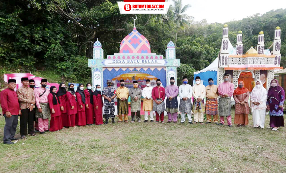 Wakil Bupati Kabupaten Kepulauan Anambas, Wan Zuhendra saat foto bersama dengan peserta MTQ